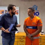 Gari é homenageado após encontrar bolsa com dinheiro no lixo e procurar o dono
