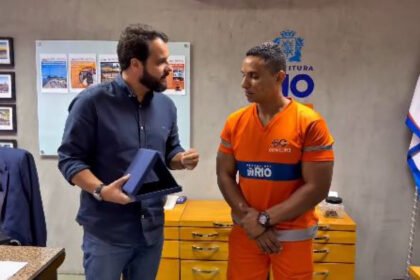 Gari é homenageado após encontrar bolsa com dinheiro no lixo e procurar o dono