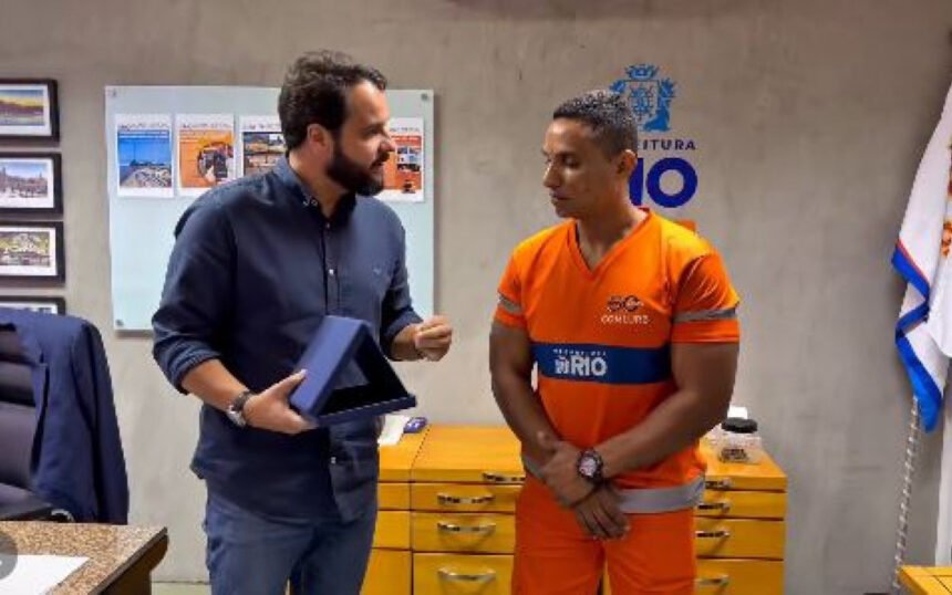 Gari é homenageado após encontrar bolsa com dinheiro no lixo e procurar o dono