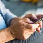 IA vira cabo eleitoral invisível? Saiba o que está acontecendo nos celulares