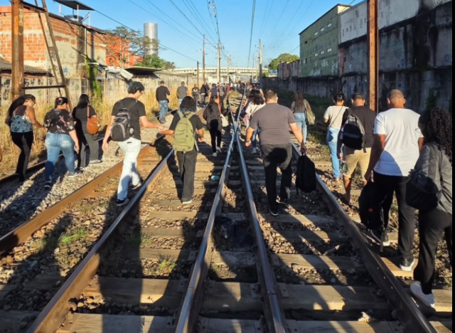 Nova operadora, velhos problemas: passageiros seguem reclamando dos trens do Rio