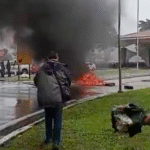 Parece comunidade em dia de operação policial. Mas é uma universidade federal