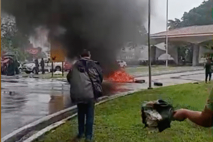 Parece comunidade em dia de operação policial. Mas é uma universidade federal