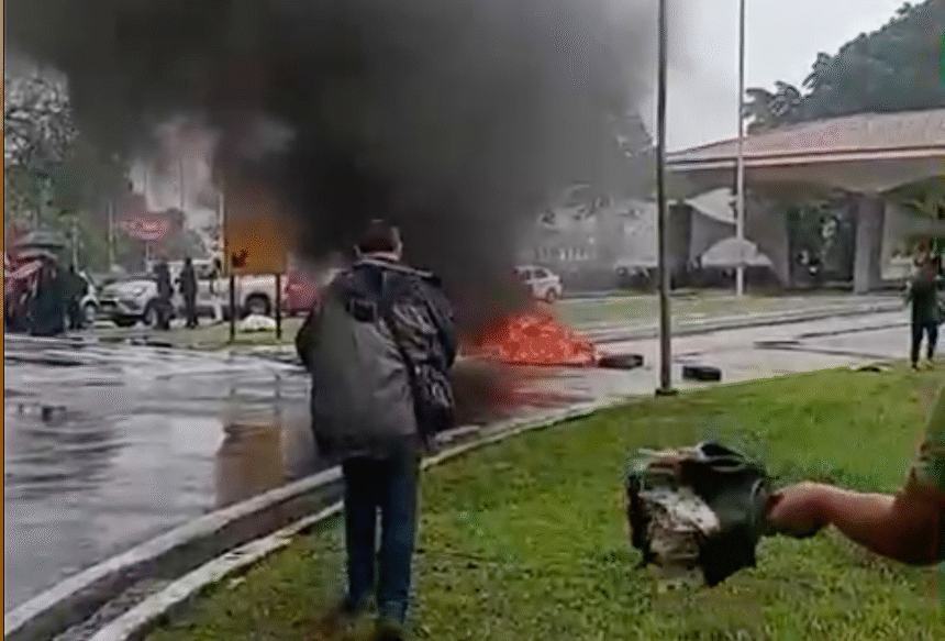 Parece comunidade em dia de operação policial. Mas é uma universidade federal
