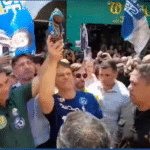 Após fake news da oposição, Flávio Bolsonaro ergue Nossa Senhora e manda recado