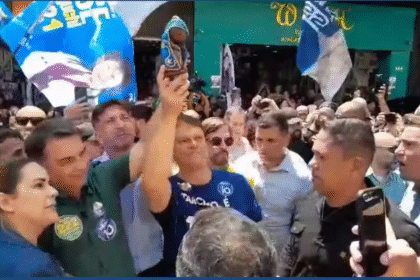 Após fake news da oposição, Flávio Bolsonaro ergue Nossa Senhora e manda recado