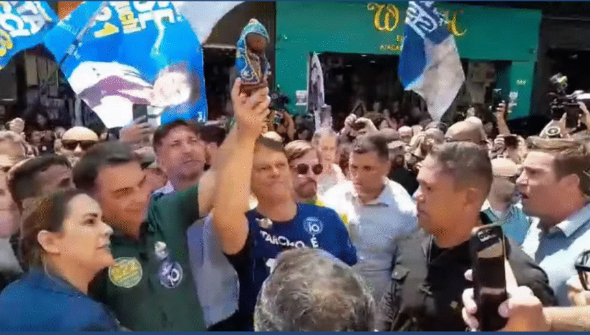 Após fake news da oposição, Flávio Bolsonaro ergue Nossa Senhora e manda recado