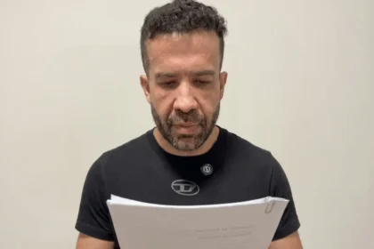 Janones volta atrás após decisão judicial e Nikolas debocha: 'Alguém teve que fazer retratação'