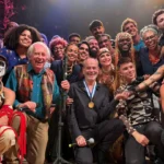 Ney Matogrosso é surpreendido com Medalha Tiradentes após show com seus grandes sucessos