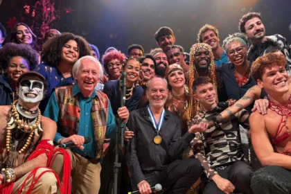 Ney Matogrosso é surpreendido com Medalha Tiradentes após show com seus grandes sucessos