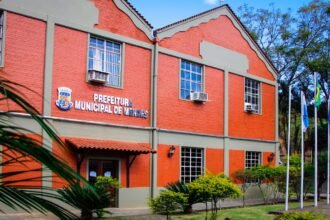 Bebida alcoólica com dinheiro público? TCE-RJ investiga licitação de R$ 2,8 milhões em Mendes