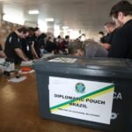 Voto lá fora cresce 31%: quase 920 mil brasileiros vão às urnas no exterior. Saiba como votar e justificar ausência