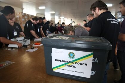Voto lá fora cresce 31%: quase 920 mil brasileiros vão às urnas no exterior. Saiba como votar e justificar ausência
