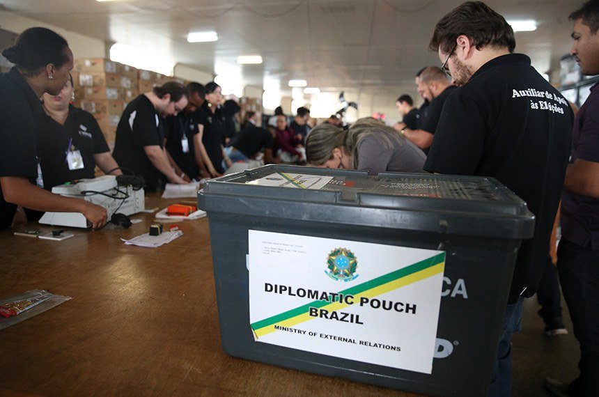 Voto lá fora cresce 31%: quase 920 mil brasileiros vão às urnas no exterior. Saiba como votar e justificar ausência