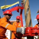 Sem dinheiro para explorar o próprio petróleo, Venezuela agora chama os americanos de volta