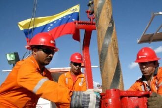 Sem dinheiro para explorar o próprio petróleo, Venezuela agora chama os americanos de volta