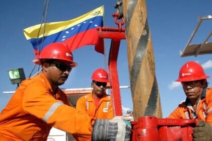 Sem dinheiro para explorar o próprio petróleo, Venezuela agora chama os americanos de volta