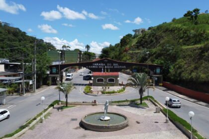 Virou balada? Paraíba do Sul libera R$ 1,9 milhão da Saúde para palcos, máquinas de fumaça e iluminação de festa