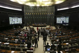 Esquerda e centro na mira: 4 siglas podem perder o Fundo Partidário
