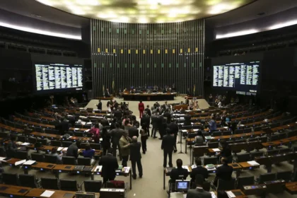 Esquerda e centro na mira: 4 siglas podem perder o Fundo Partidário