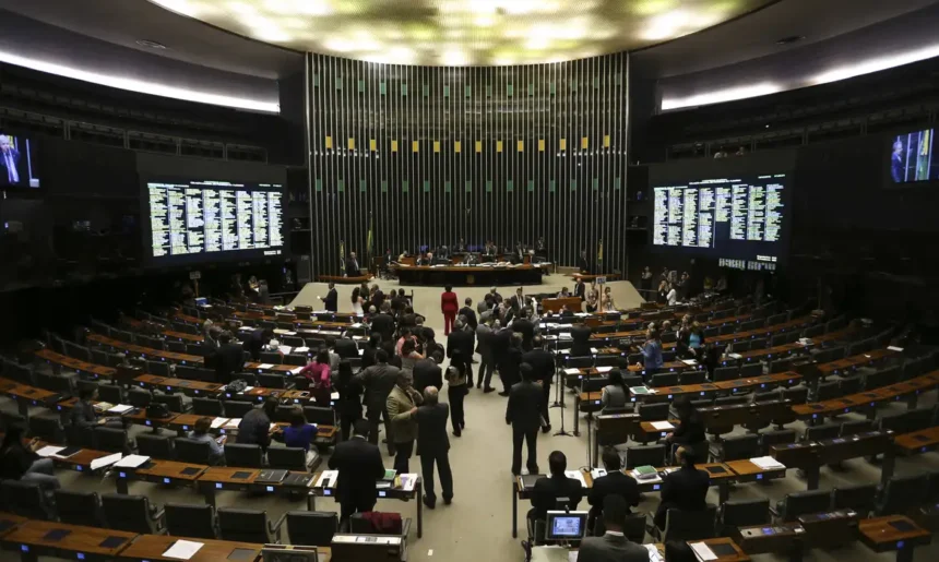 Esquerda e centro na mira: 4 siglas podem perder o Fundo Partidário