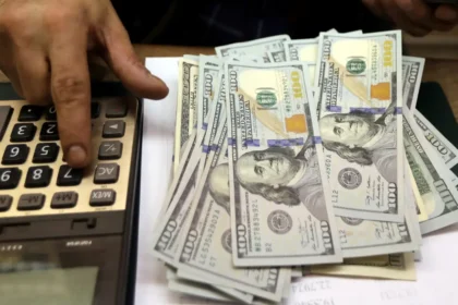 Bolsa despenca até 16% e dólar dispara após reeleição de Lula; B3 suspende negociações