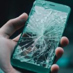 Tela trincada e bolso vazio: endividamento do povo adia troca de celular — só a Motorola prevê 3 milhões de aparelhos a menos em 2026
