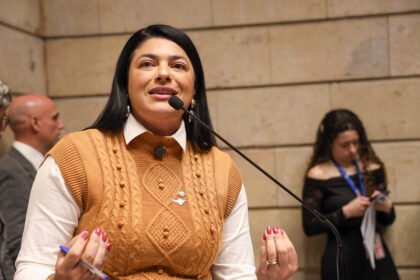 Disciplina e respeito nas escolas: projeto de Alana Passos é aprovado na Câmara do Rio