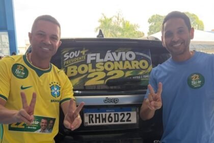 Adesivaço em apoio a Flávio Bolsonaro reuniu 350 carros na Baixada Fluminense