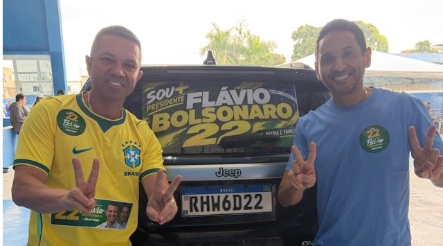 Adesivaço em apoio a Flávio Bolsonaro reuniu 350 carros na Baixada Fluminense