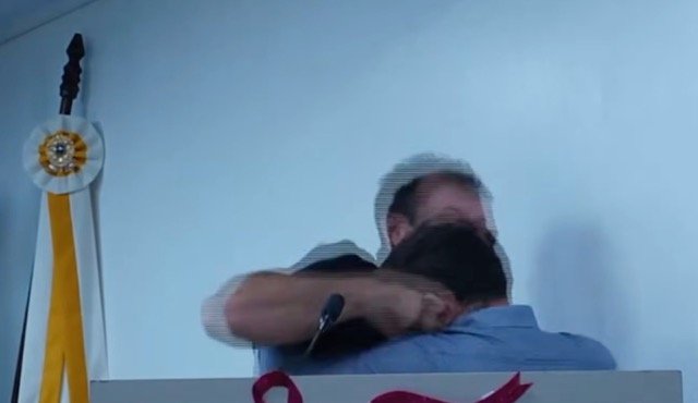 Plenário vira ringue: vereadores trocam socos dentro da Câmara no RS; veja o vídeo