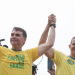 Flávio volta ao Rio e escolhe São Gonçalo para retomar campanha