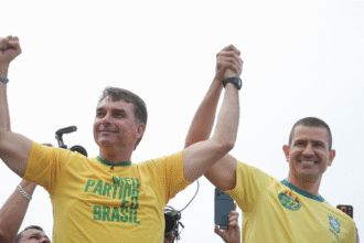 Flávio volta ao Rio e escolhe São Gonçalo para retomar campanha