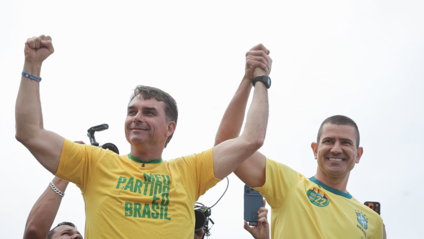 Flávio volta ao Rio e escolhe São Gonçalo para retomar campanha