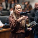 Tia Ju dá puxão de orelha em deputados por chiclete na bancada da Alerj: 'Isso é falta de educação'