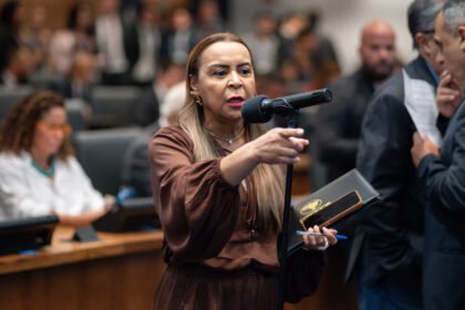 Tia Ju dá puxão de orelha em deputados por chiclete na bancada da Alerj: 'Isso é falta de educação'