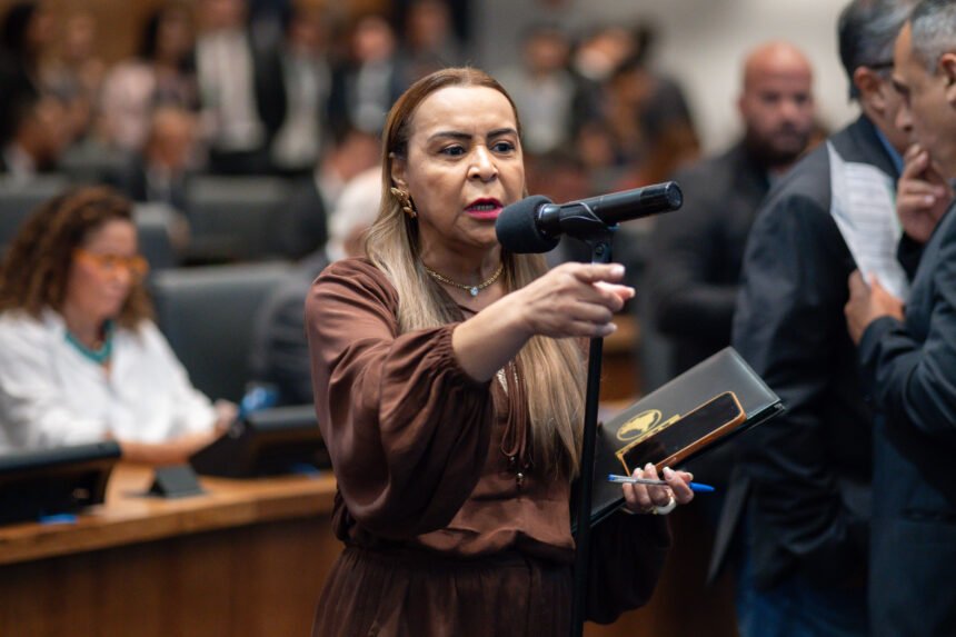 Tia Ju dá puxão de orelha em deputados por chiclete na bancada da Alerj: 'Isso é falta de educação'