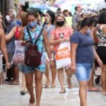 Eleitores vão às urnas de máscara no Amazonas em meio à fumaça das queimadas