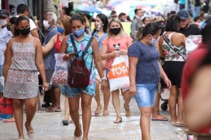 Eleitores vão às urnas de máscara no Amazonas em meio à fumaça das queimadas
