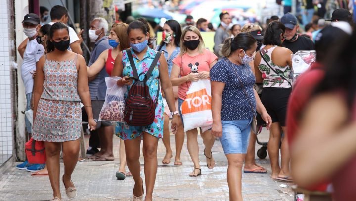 Eleitores vão às urnas de máscara no Amazonas em meio à fumaça das queimadas