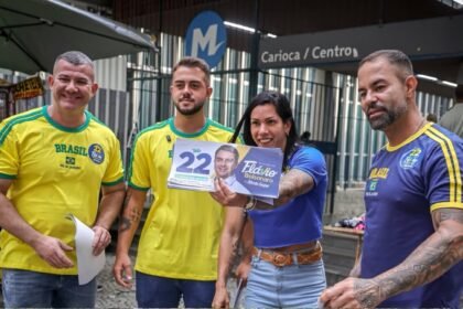 Deputados bolsonaristas vão às ruas em busca do 'vira voto' para Flávio Bolsonaro