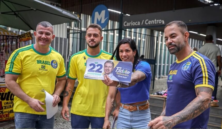 Deputados bolsonaristas vão às ruas em busca do 'vira voto' para Flávio Bolsonaro