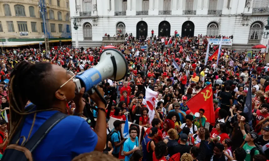 Enquanto Lula tenta pagar de bom cristão, sua militância ‘invoca o capeta’