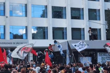 Palanque ou universidade? Lá fora punição, no Brasil quem depreda e interrompe aula sai ileso