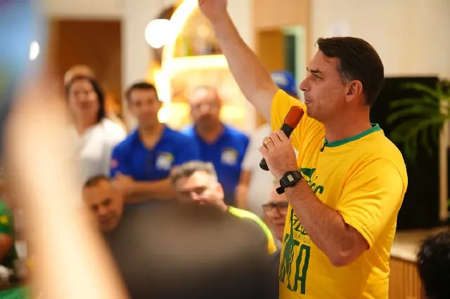 Flávio Bolsonaro supera Lula em votos no exterior 