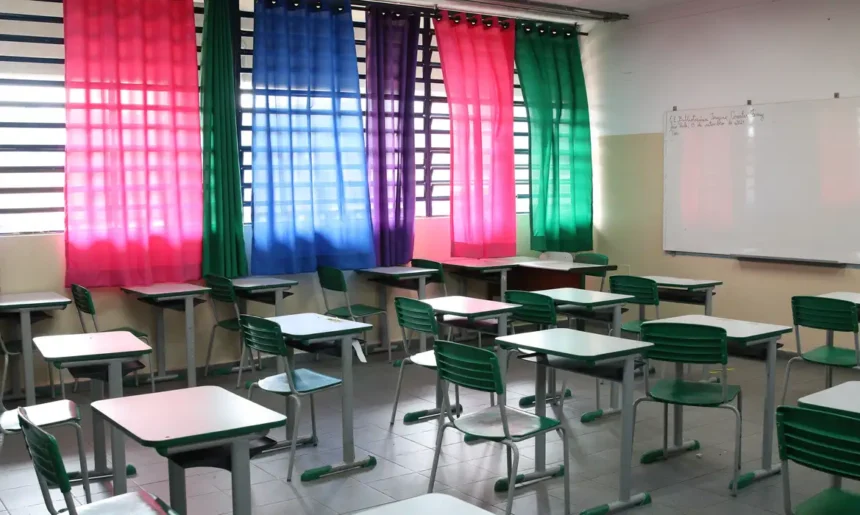 Brasil tem 63,9 milhões sem ensino básico completo; pobreza e falta de oportunidades expõem o tamanho do problema